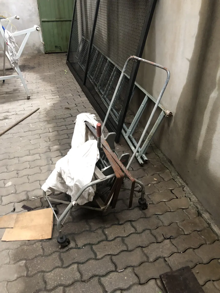 LOTE 15 - um espemedor de vassoura