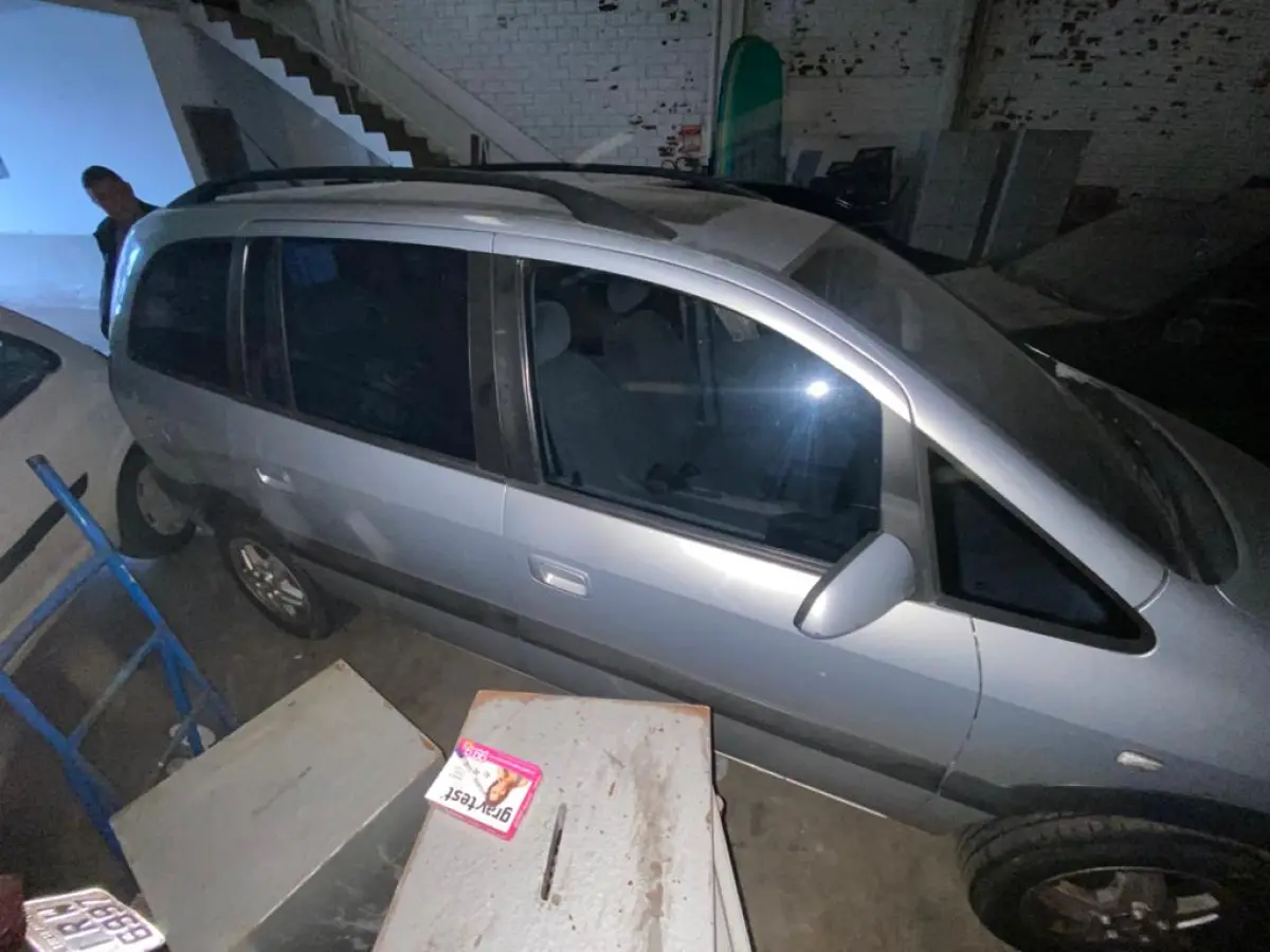 LOTE 02 - Chevrolet Zafira CD 02/03 cor prata