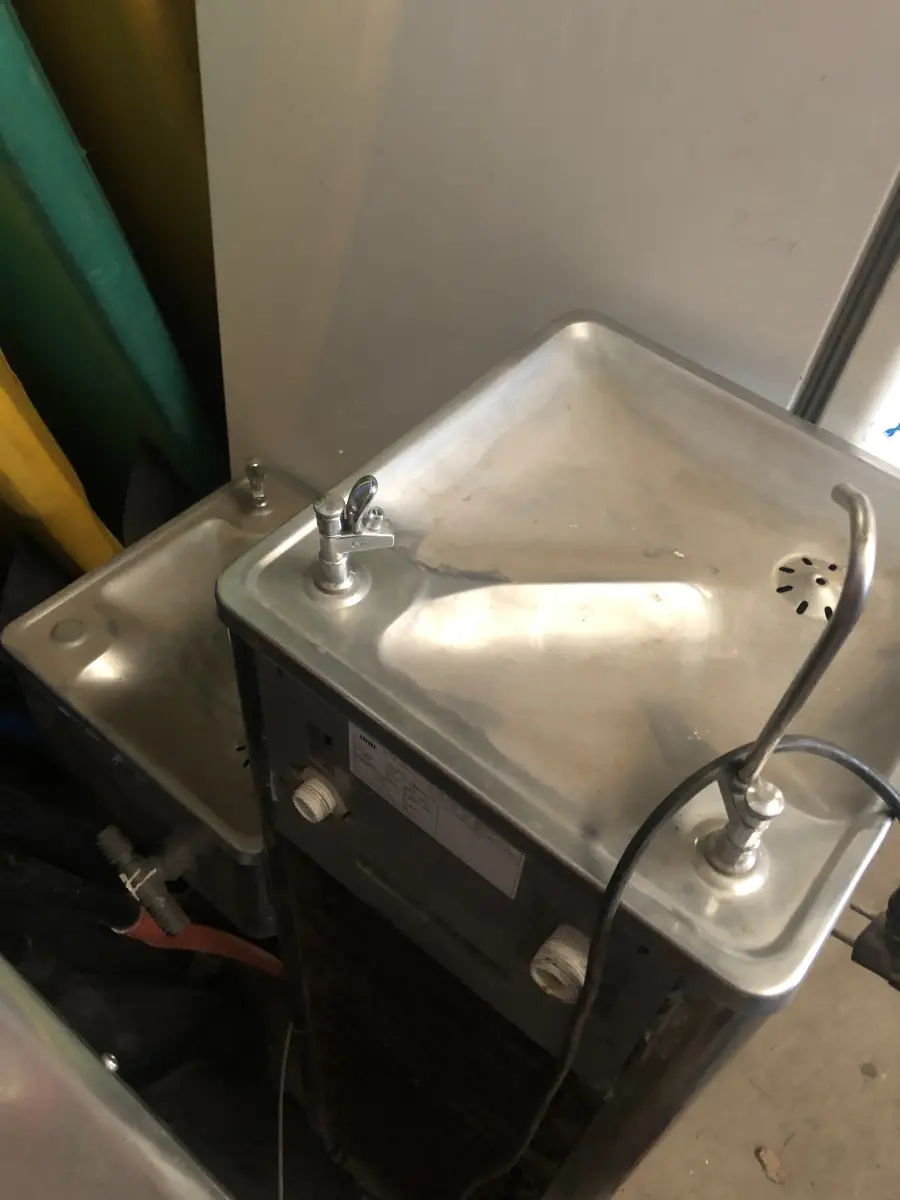 LOTE 050 - bebedouro sucata