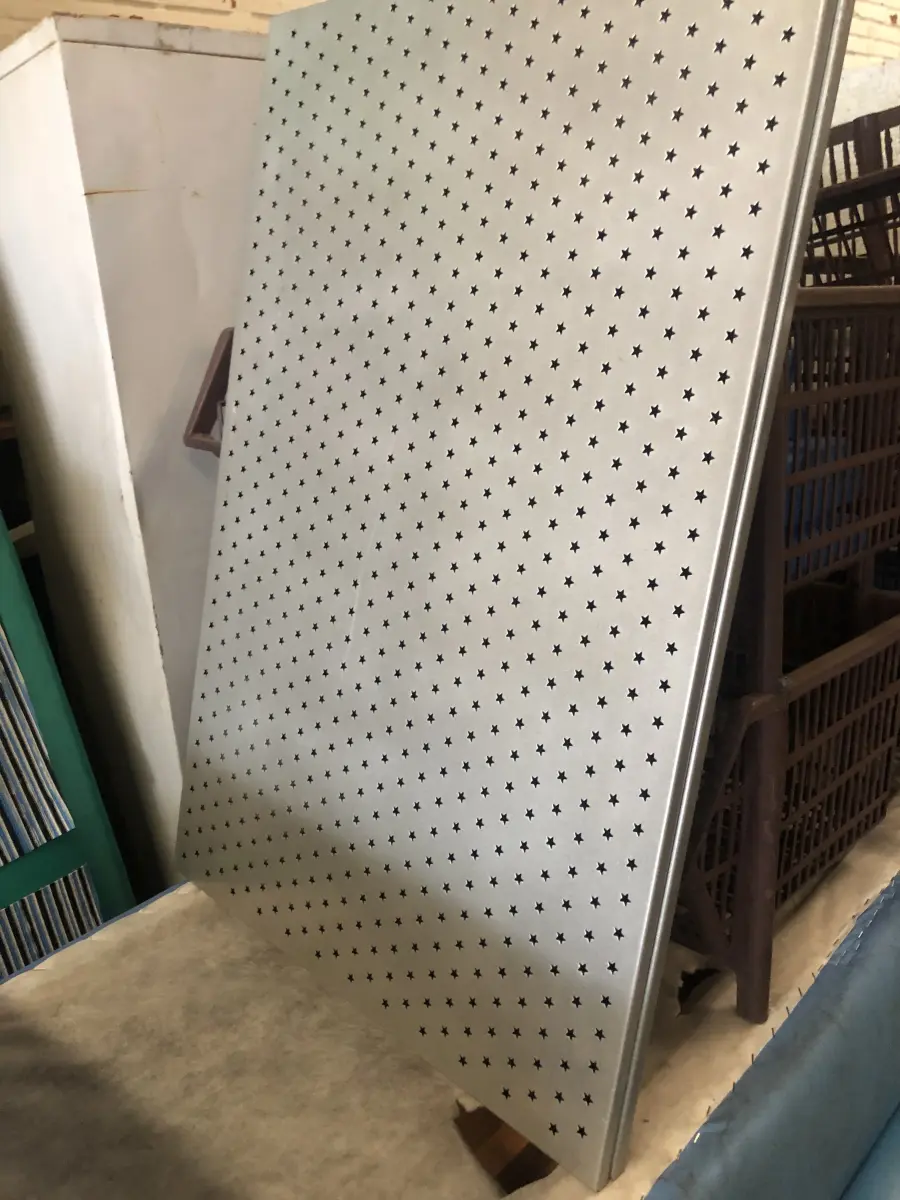 LOTE 053 - quadro de recados metalico