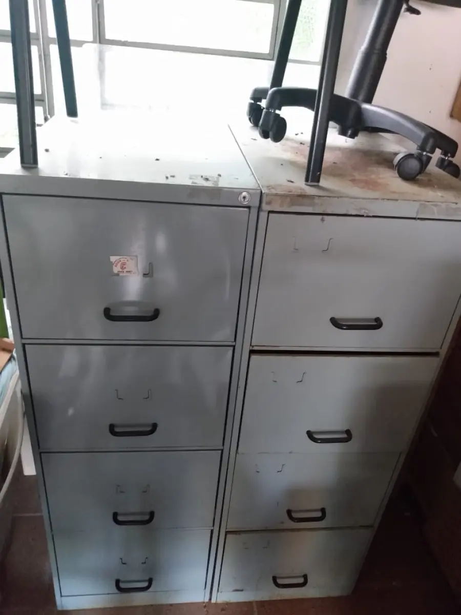 LOTE 12 - arquivos de metal com quatro gavetas na cor cinza