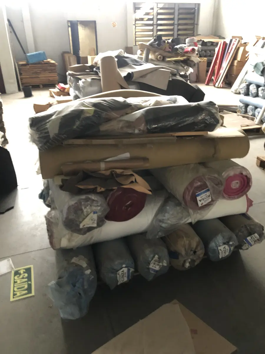 LOTE 14 - um lote grande de componentes e materia prima composto de rolos de sintéticos, placas de borracha, placas de outros materiais, sintéticos, Eva, algodão, feltros, etc. que estão nas pratelerias
