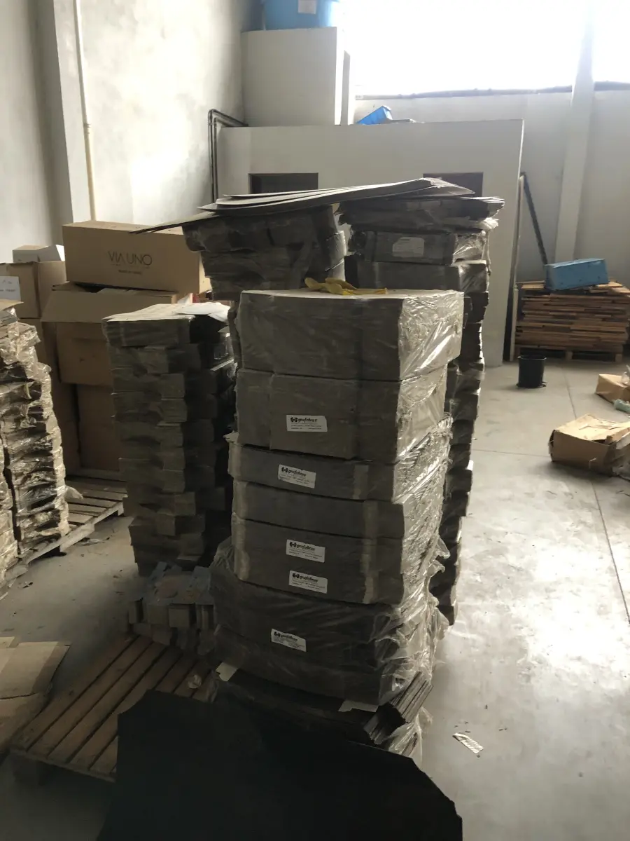 LOTE 12 - um lote de caixas corrugadas