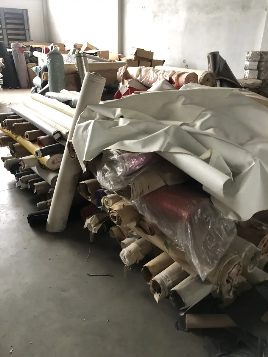 LOTE 14 - um lote grande de componentes e materia prima composto de rolos de sintéticos, placas de borracha, placas de outros materiais, sintéticos, Eva, algodão, feltros, etc. que estão nas pratelerias