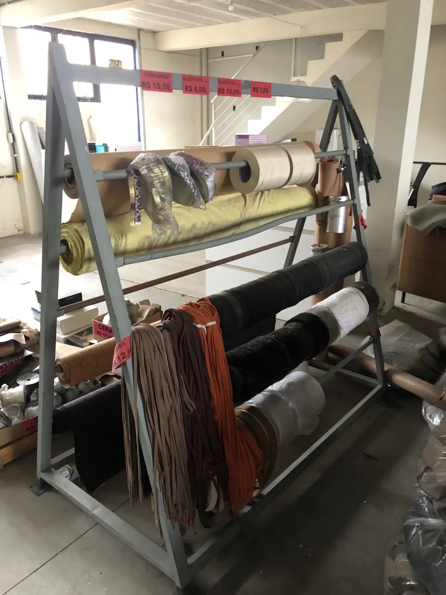 LOTE 11 - uma estante cavalete para rolos