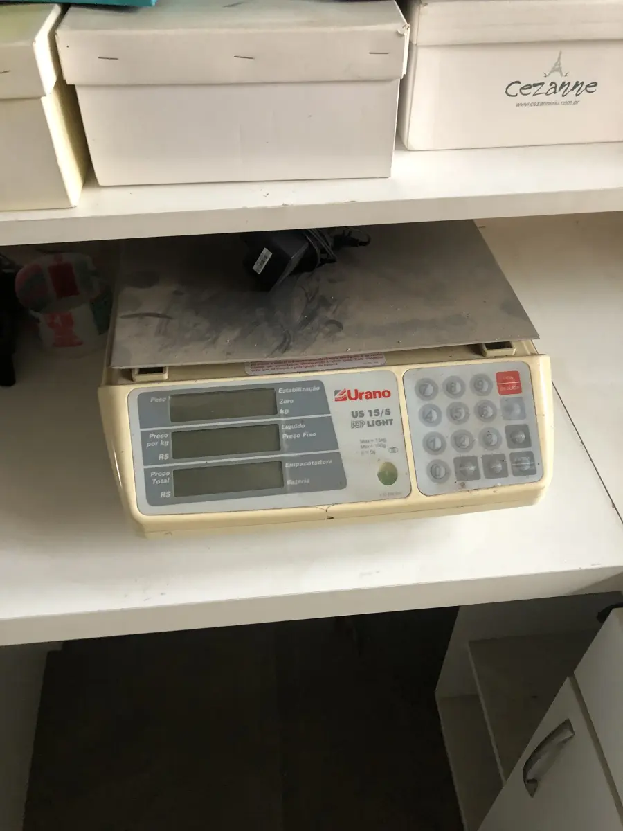 LOTE 09 - balança de precisao Urano