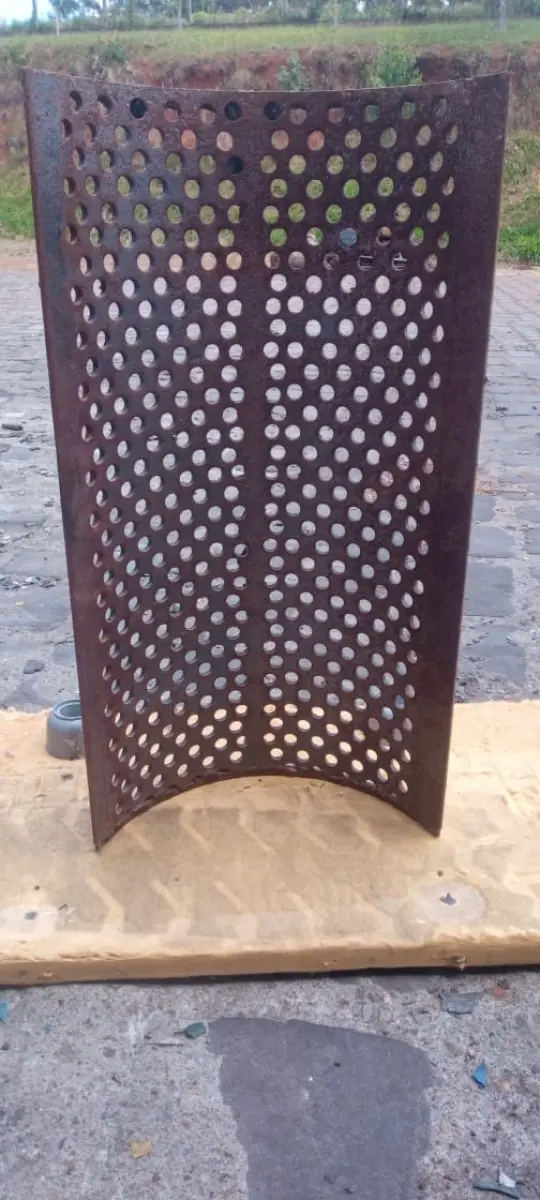 LOTE 028 - peneira MF 650 furos de 40mm NF 5993 Mercanofar