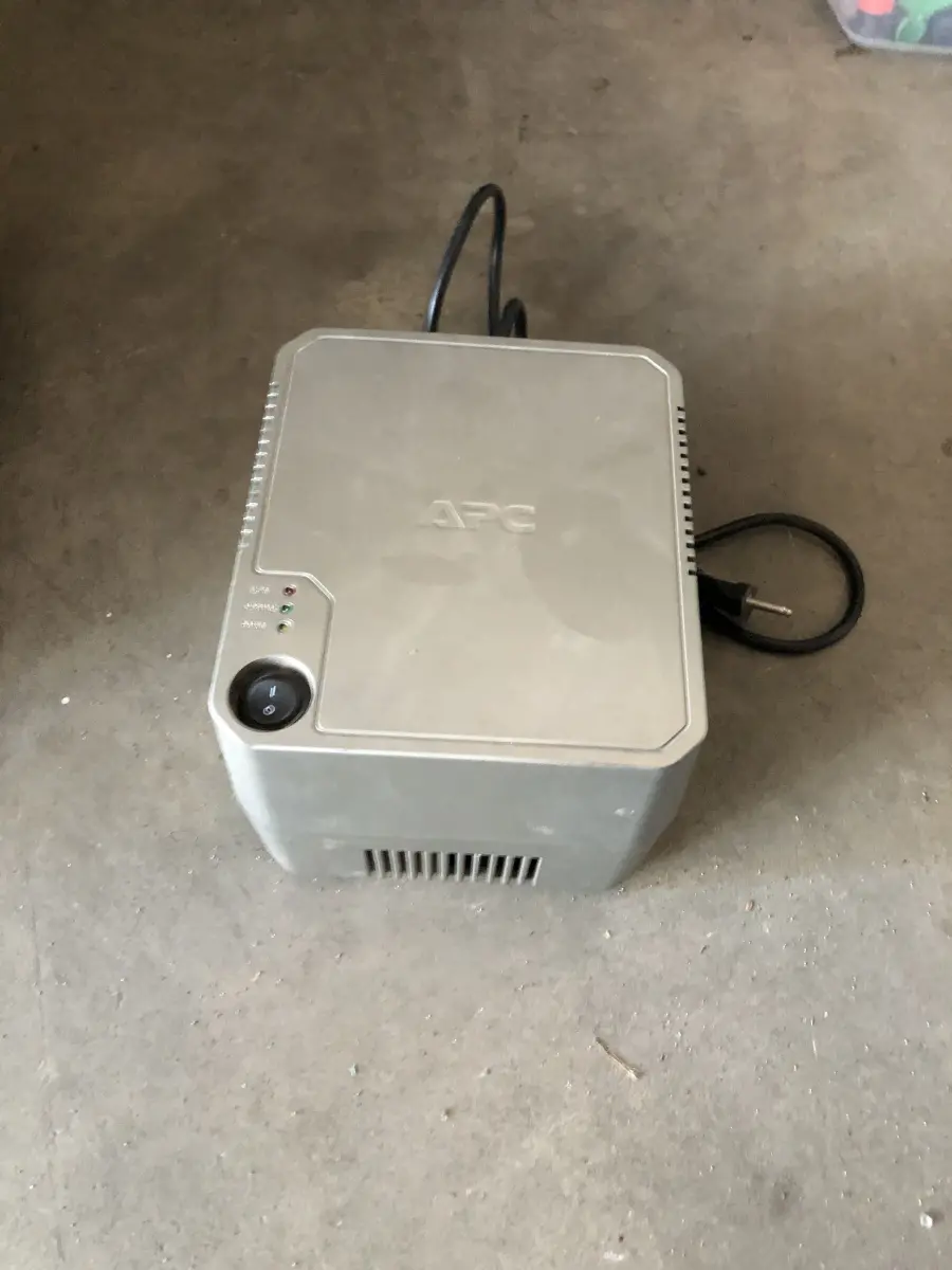 LOTE 084 - estabilizador de voltagem apc 220/2000w