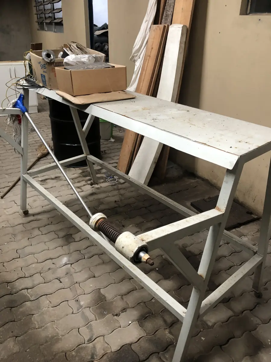 LOTE 16 - um cavalete de metal para rolos de tecido