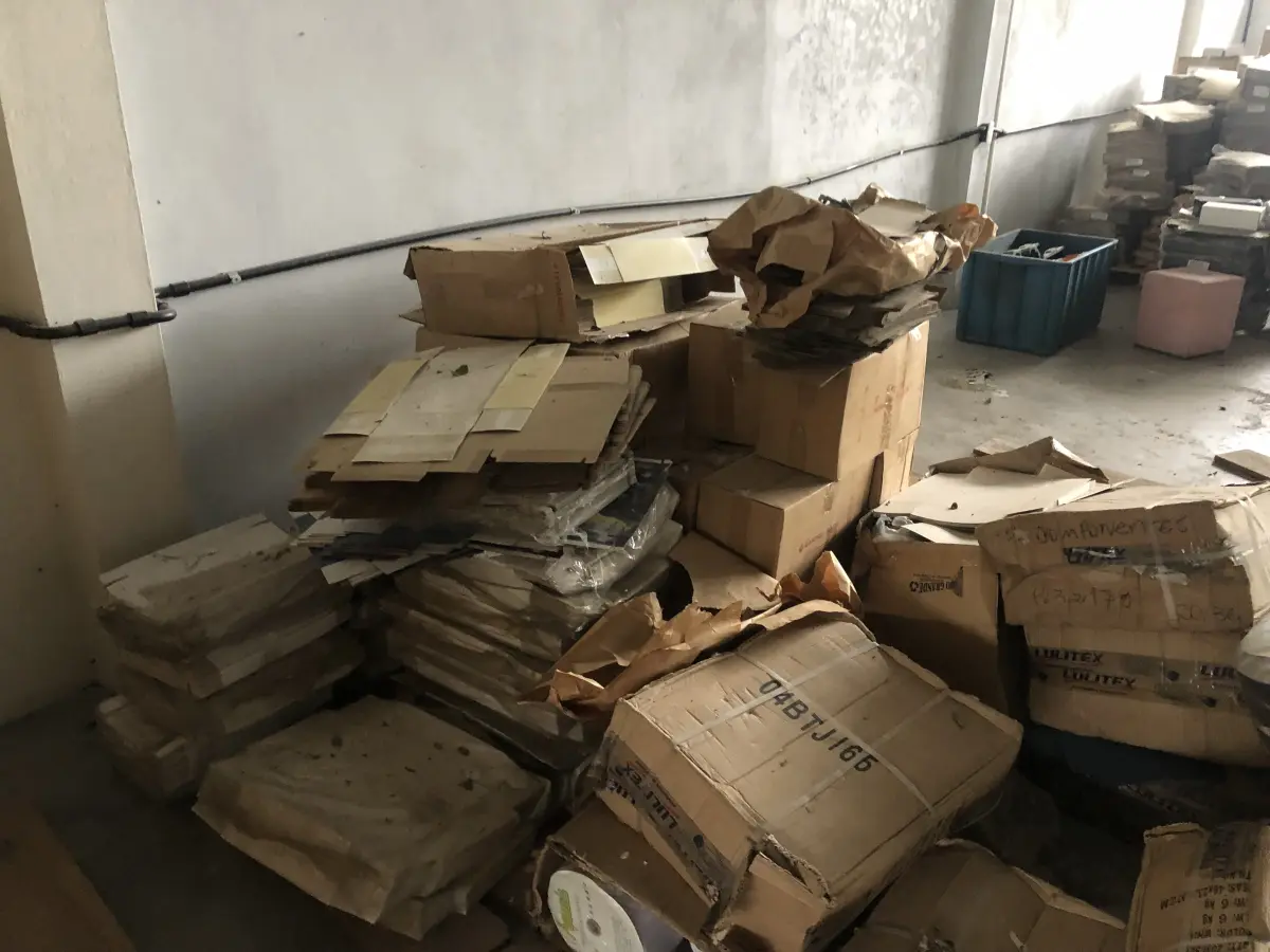 LOTE 12 - um lote de caixas corrugadas