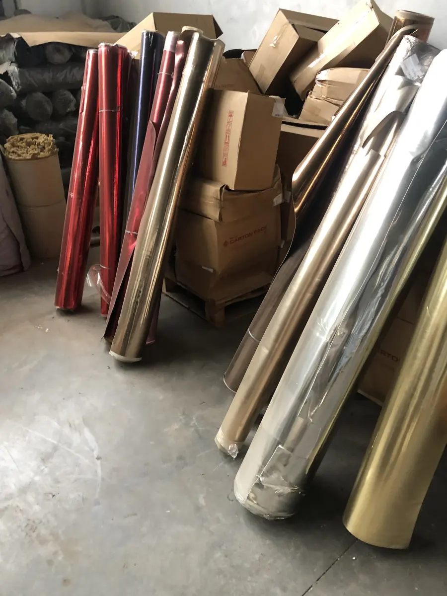 LOTE 14 - um lote grande de componentes e materia prima composto de rolos de sintéticos, placas de borracha, placas de outros materiais, sintéticos, Eva, algodão, feltros, etc. que estão nas pratelerias