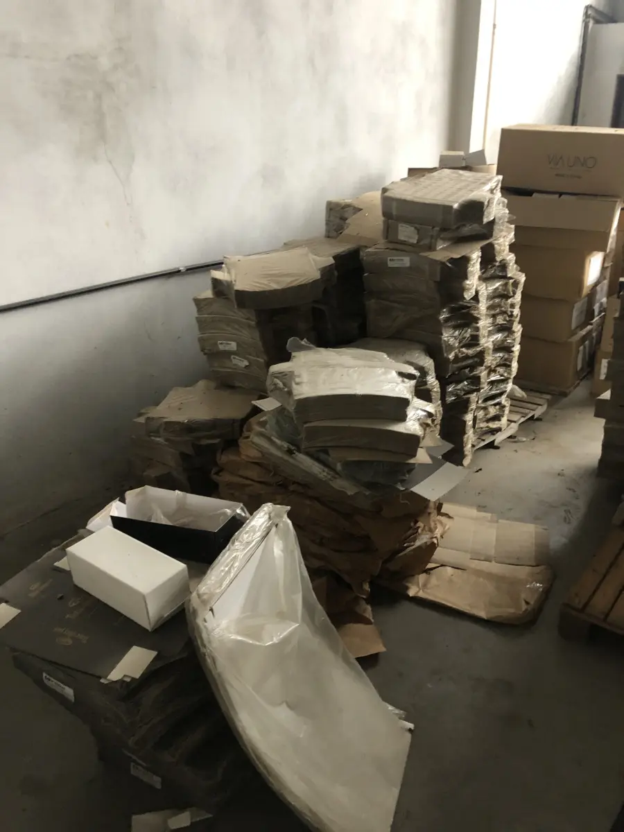 LOTE 12 - um lote de caixas corrugadas