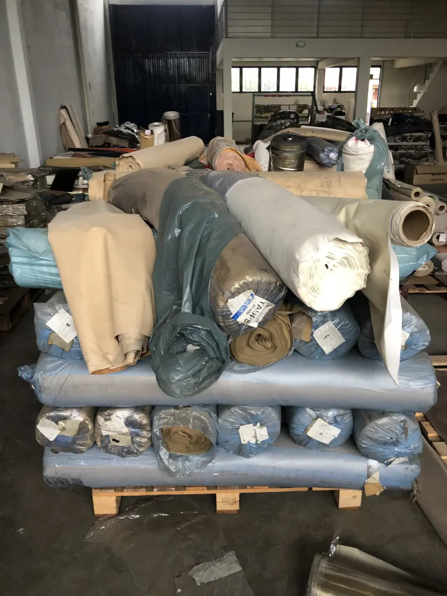 LOTE 14 - um lote grande de componentes e materia prima composto de rolos de sintéticos, placas de borracha, placas de outros materiais, sintéticos, Eva, algodão, feltros, etc. que estão nas pratelerias
