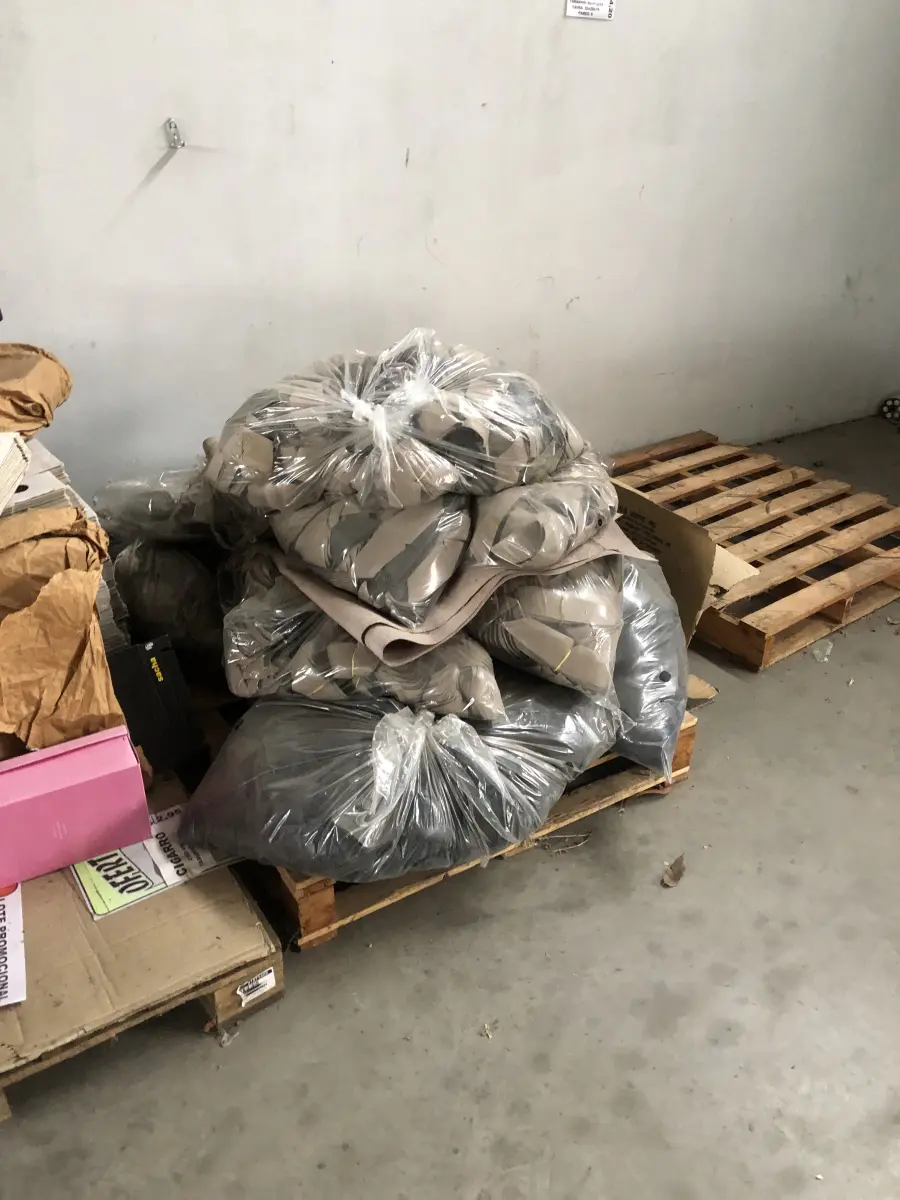 LOTE 14 - um lote grande de componentes e materia prima composto de rolos de sintéticos, placas de borracha, placas de outros materiais, sintéticos, Eva, algodão, feltros, etc. que estão nas pratelerias