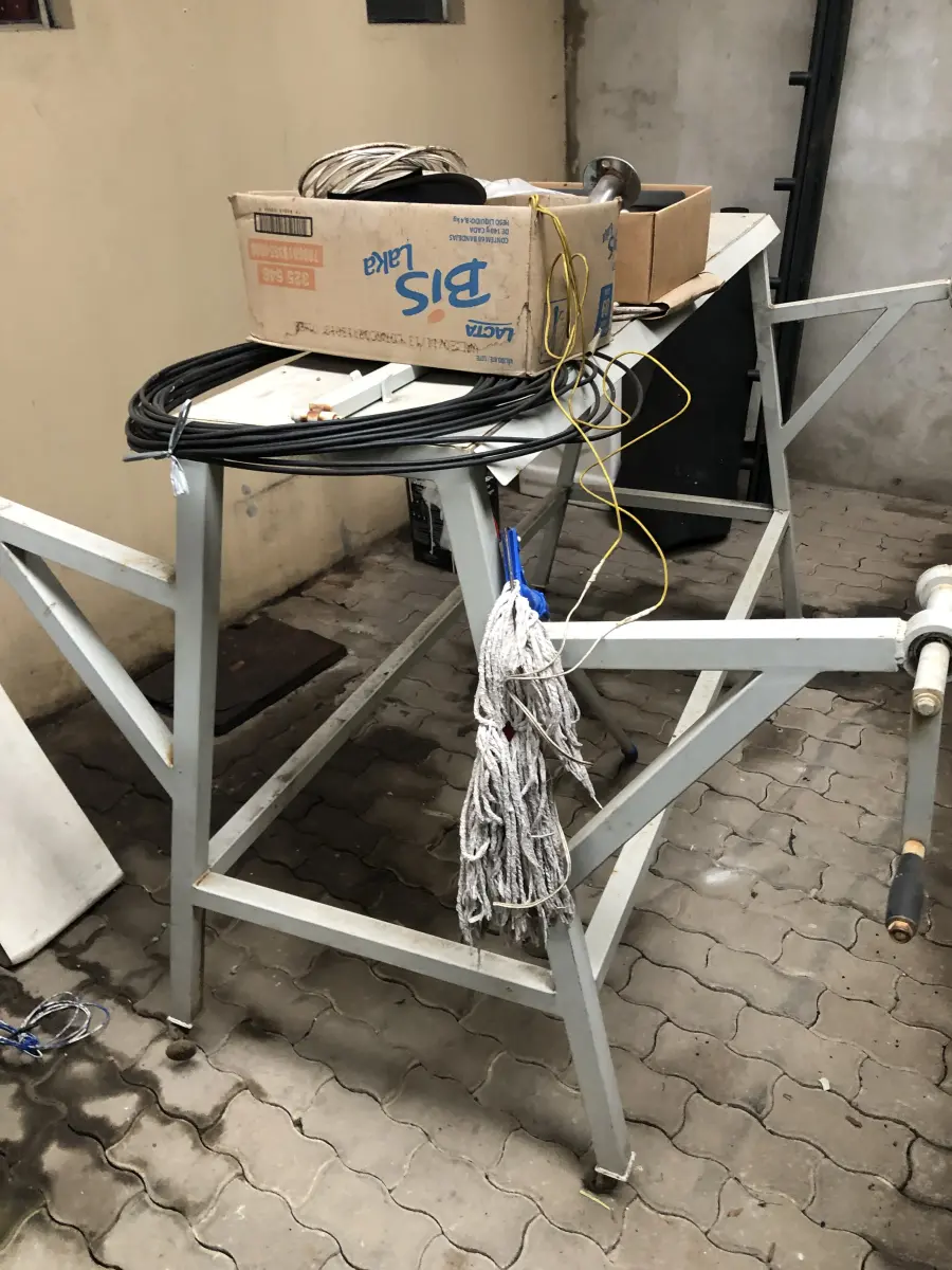 LOTE 16 - um cavalete de metal para rolos de tecido