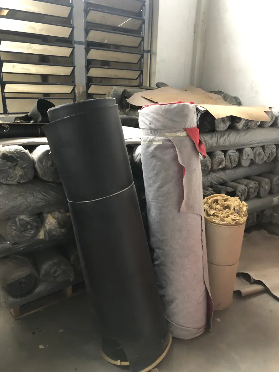 LOTE 14 - um lote grande de componentes e materia prima composto de rolos de sintéticos, placas de borracha, placas de outros materiais, sintéticos, Eva, algodão, feltros, etc. que estão nas pratelerias