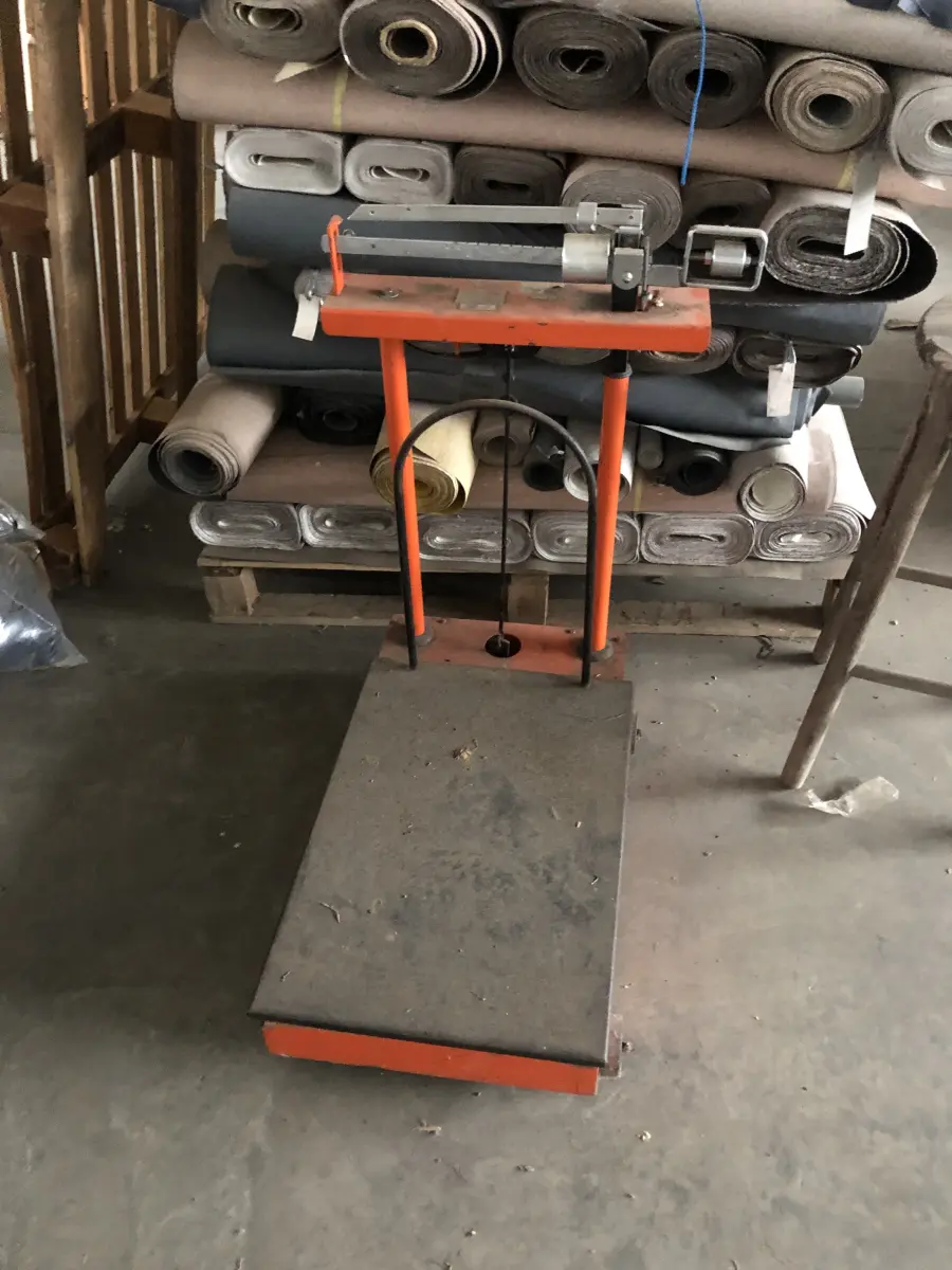 LOTE 20 - uma balança Cauduro 200 Kg cor laranja