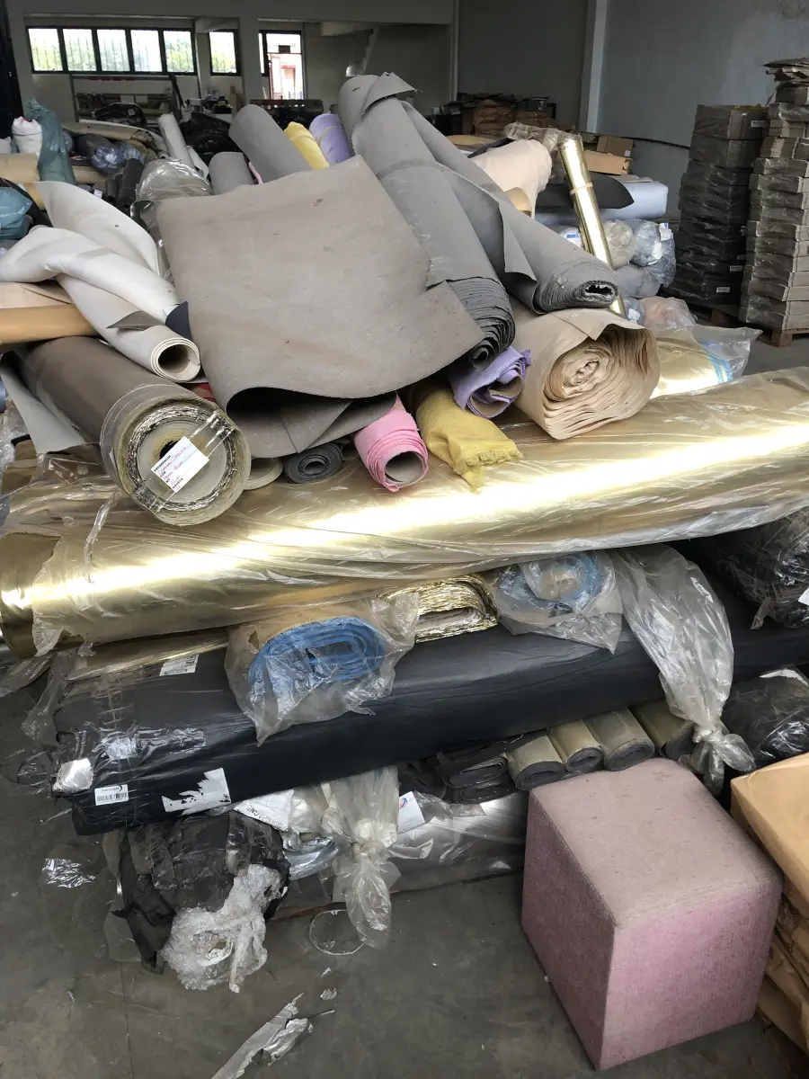 LOTE 14 - um lote grande de componentes e materia prima composto de rolos de sintéticos, placas de borracha, placas de outros materiais, sintéticos, Eva, algodão, feltros, etc. que estão nas pratelerias
