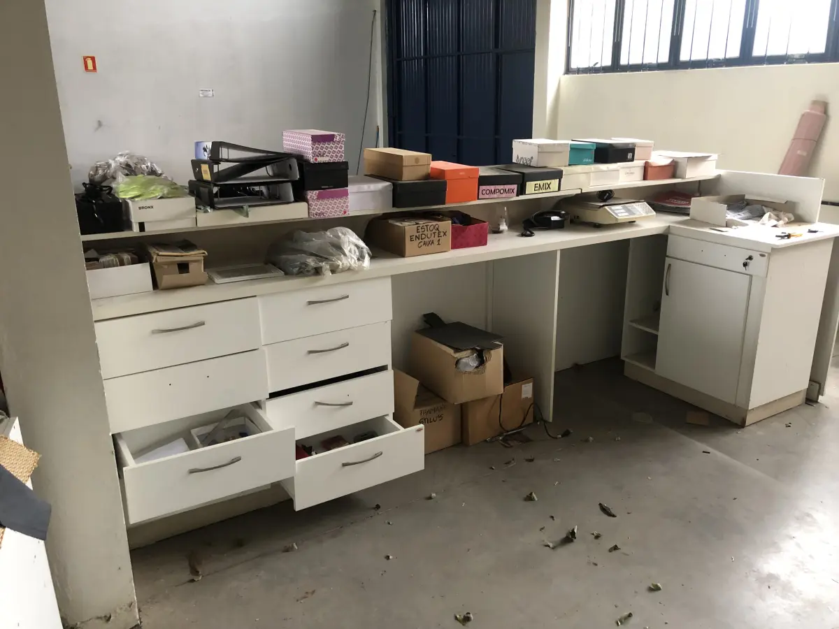 LOTE 03 - Balcão com 7 gavetas, gaveta para caixa e porta