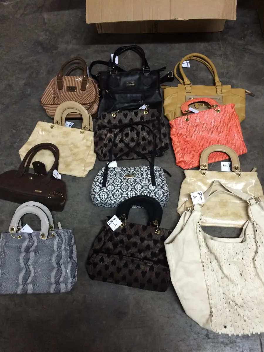 LOTE  - SAPATOS E BOLSAS FEMININOS