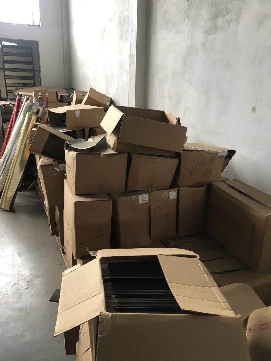 LOTE 13 - um lote de papeloes para embalar e caixas para montar com marcas impressas