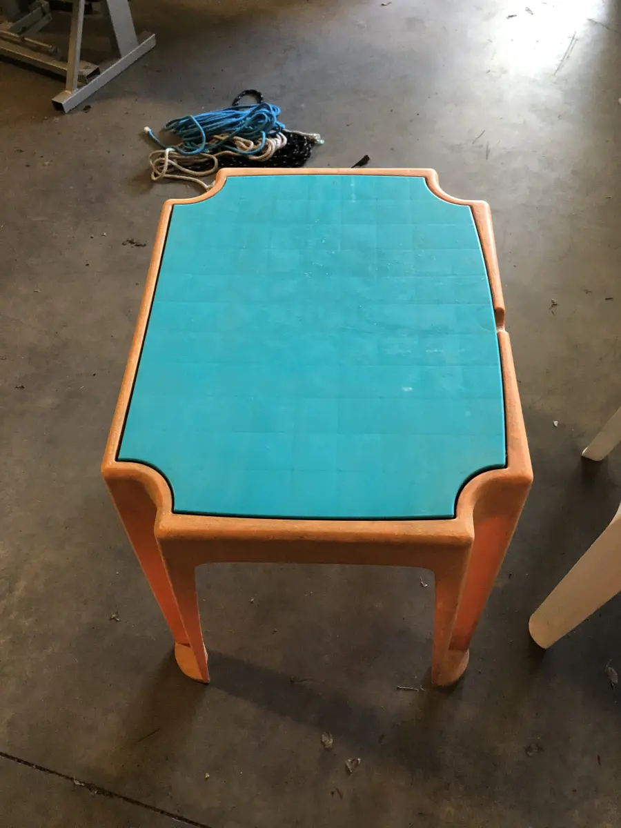 LOTE 074 - mesa de piscina de plastico