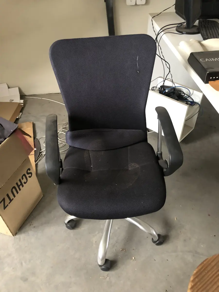 LOTE 07 - cadeira estofada preta diretor