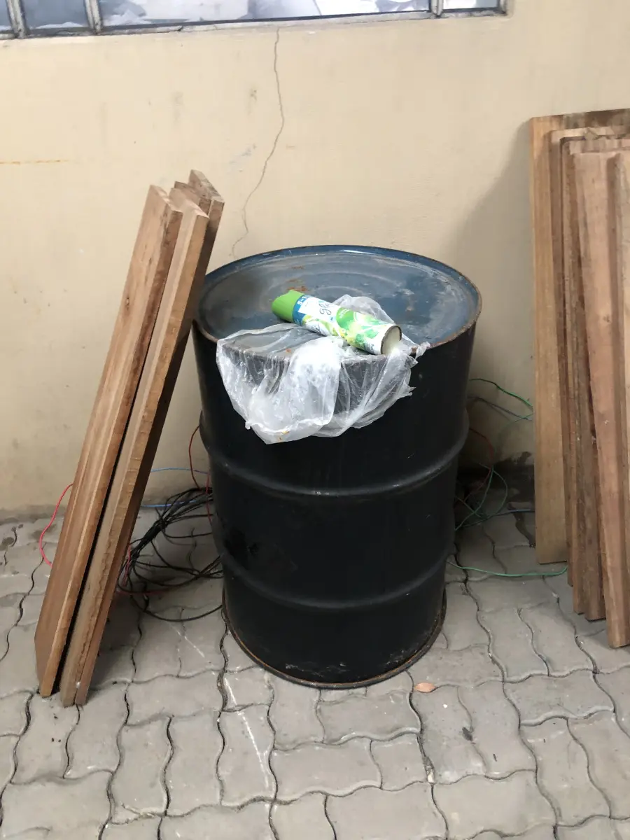 LOTE 17 - 2 toneis pretos