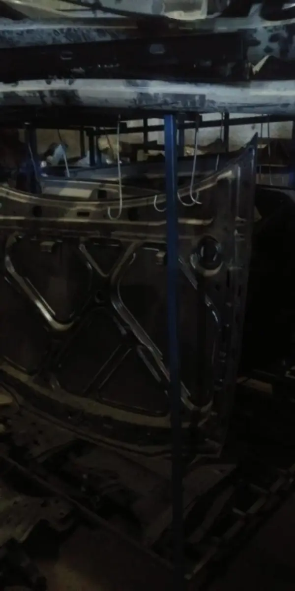 LOTE 5 - Lote de prateleiras metálicas com peças de reposição para veículos, peças de manutenção, partes de carro, tais como: para-choques, capôs de carro, correias, parafusos, porcas, tapetes de carro, painéis plásticos, aros de rodas pneus, partes de lataria de carros, lanternas, etc, aval.: R$ 55.000,00