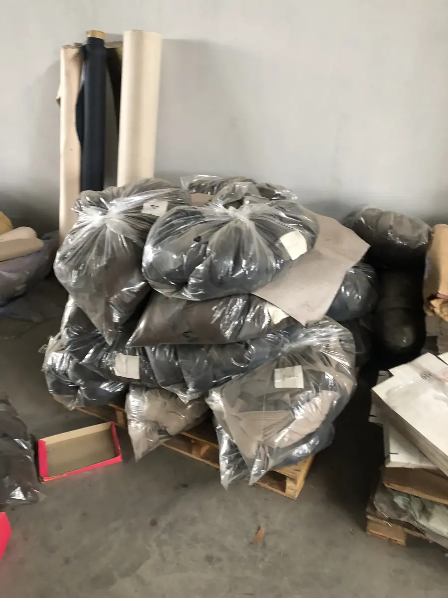 LOTE 14 - um lote grande de componentes e materia prima composto de rolos de sintéticos, placas de borracha, placas de outros materiais, sintéticos, Eva, algodão, feltros, etc. que estão nas pratelerias