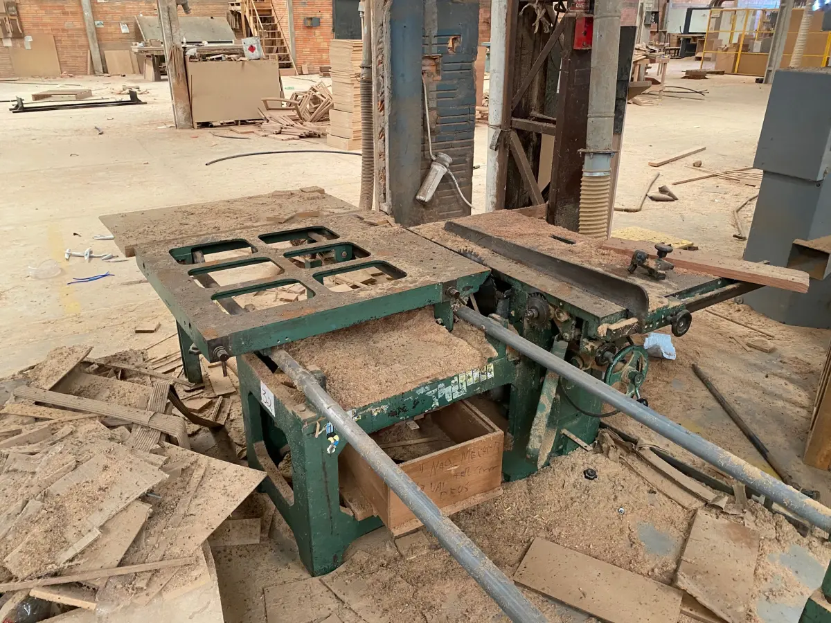 LOTE 018 - esquadrejadeira 