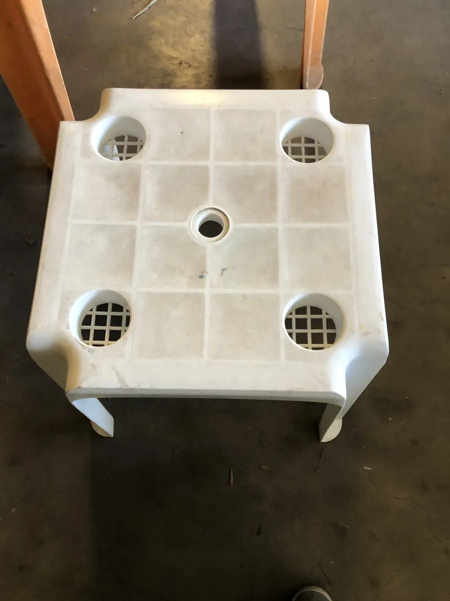 LOTE 106 - mesa de plastico branca