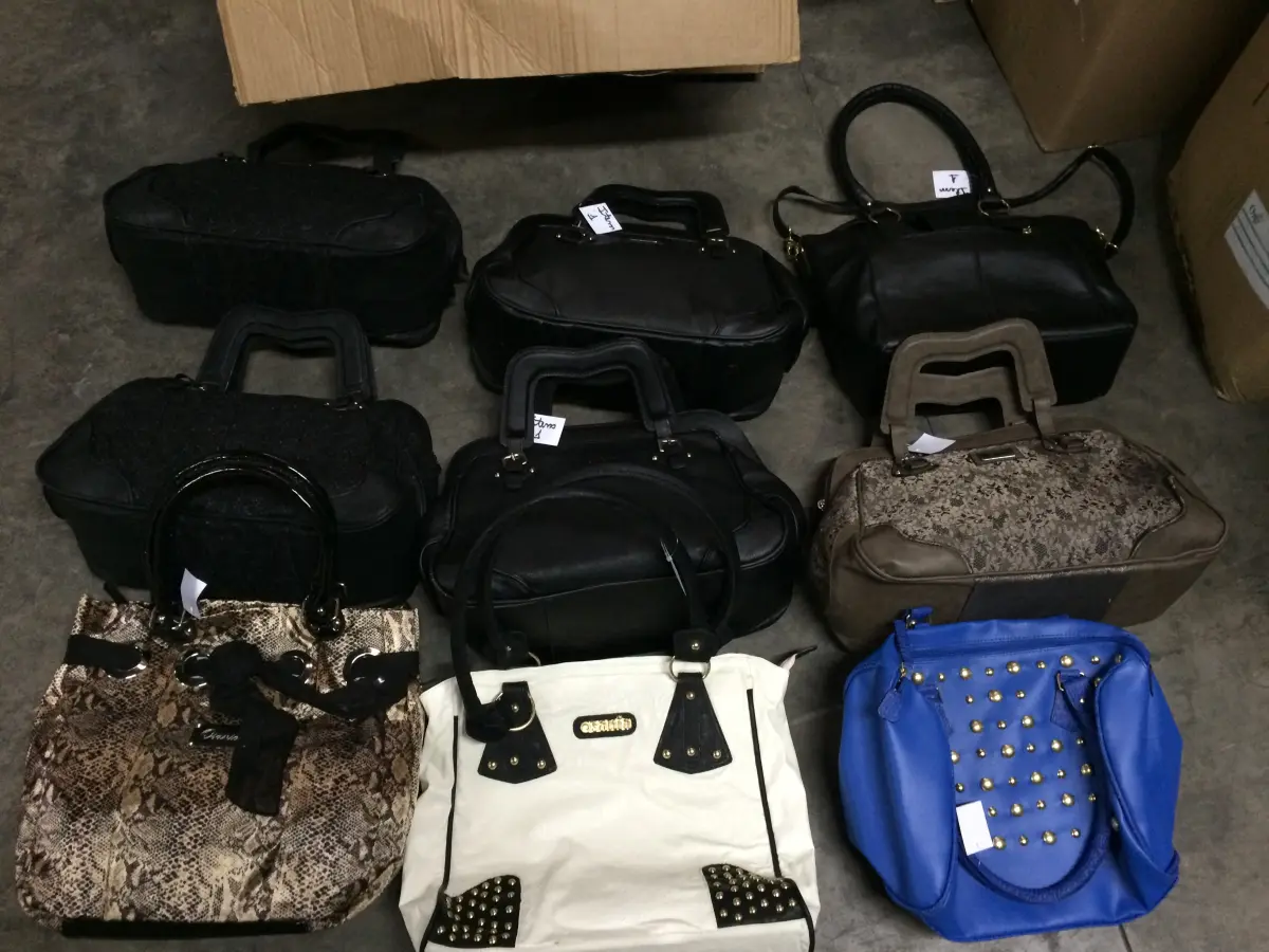 LOTE  - SAPATOS E BOLSAS FEMININOS