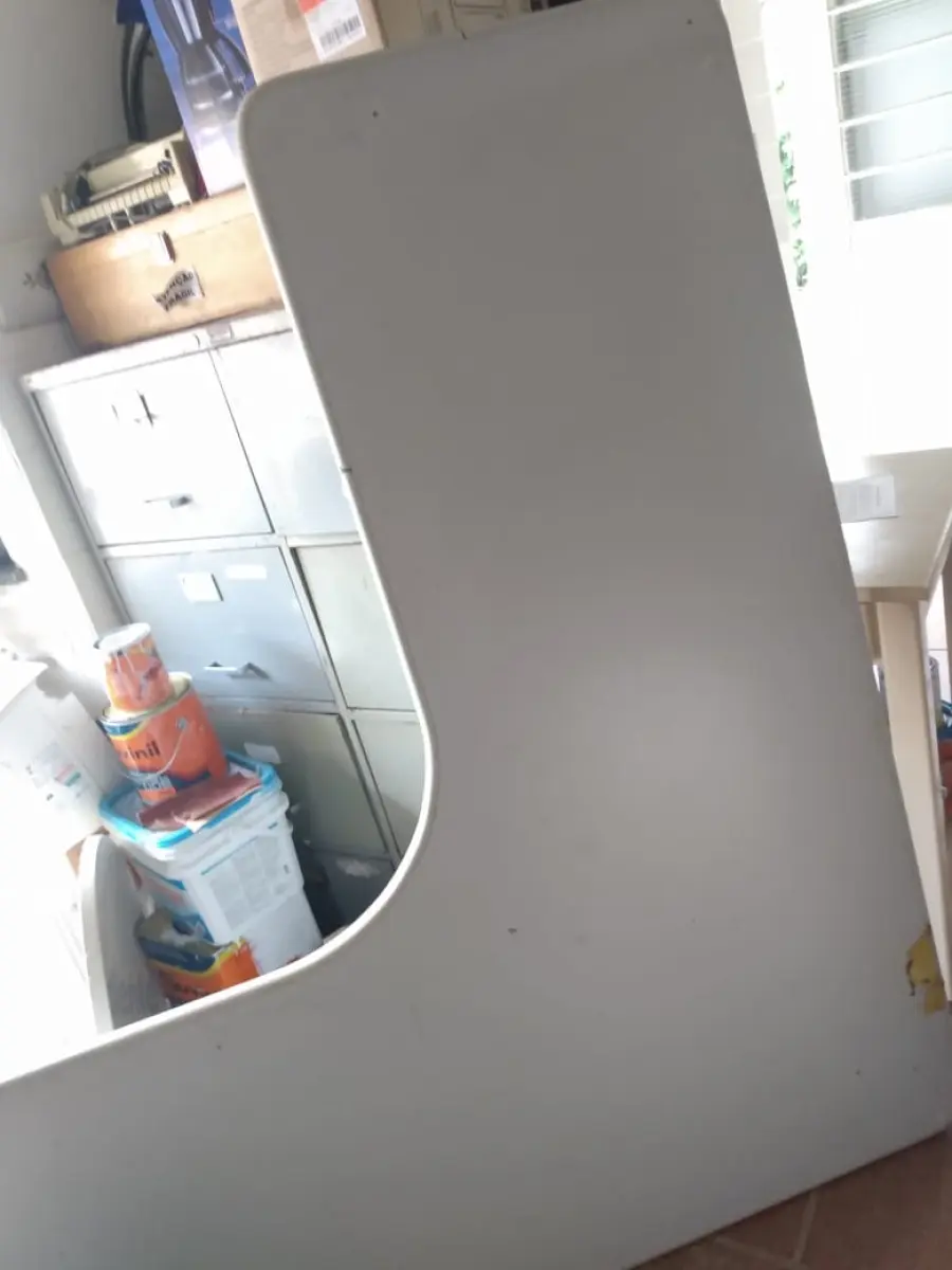 LOTE 07 - mesas de escritório, sendo uma de canto e uma reta, ambas na cor cinza