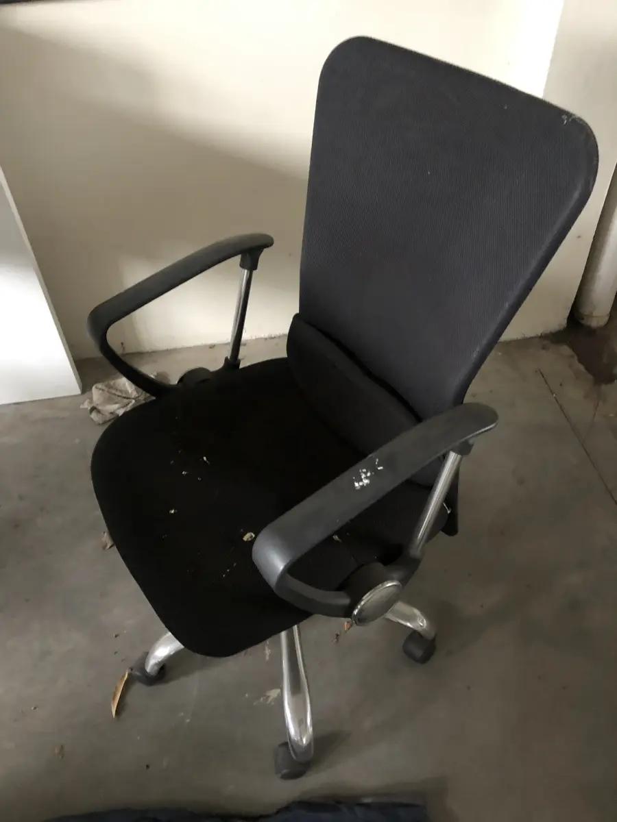 LOTE 06 - cadeira estofada preta diretor