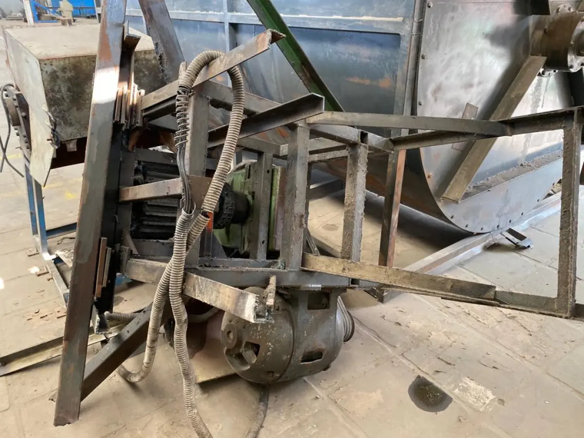 LOTE 008 - misturador usado, com partes separadas