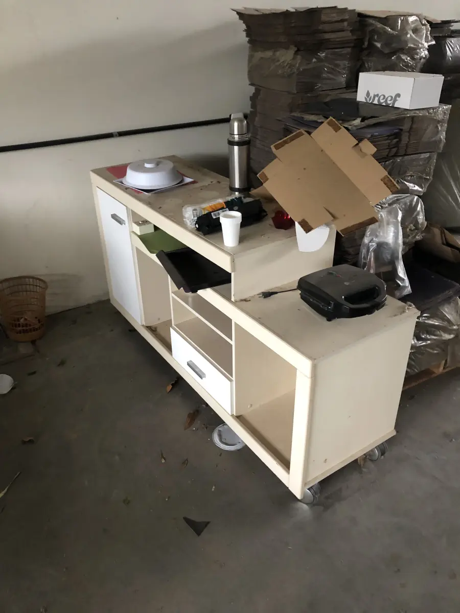 LOTE 05 - móvel baixo bege com branco em madeira com uma porta e 4 gavetas, junto uma mesa grande branca e o outro lado outro movel baixo bege com 2 portas e 4 gavetas, modulado, acompanha 2 porta pcs