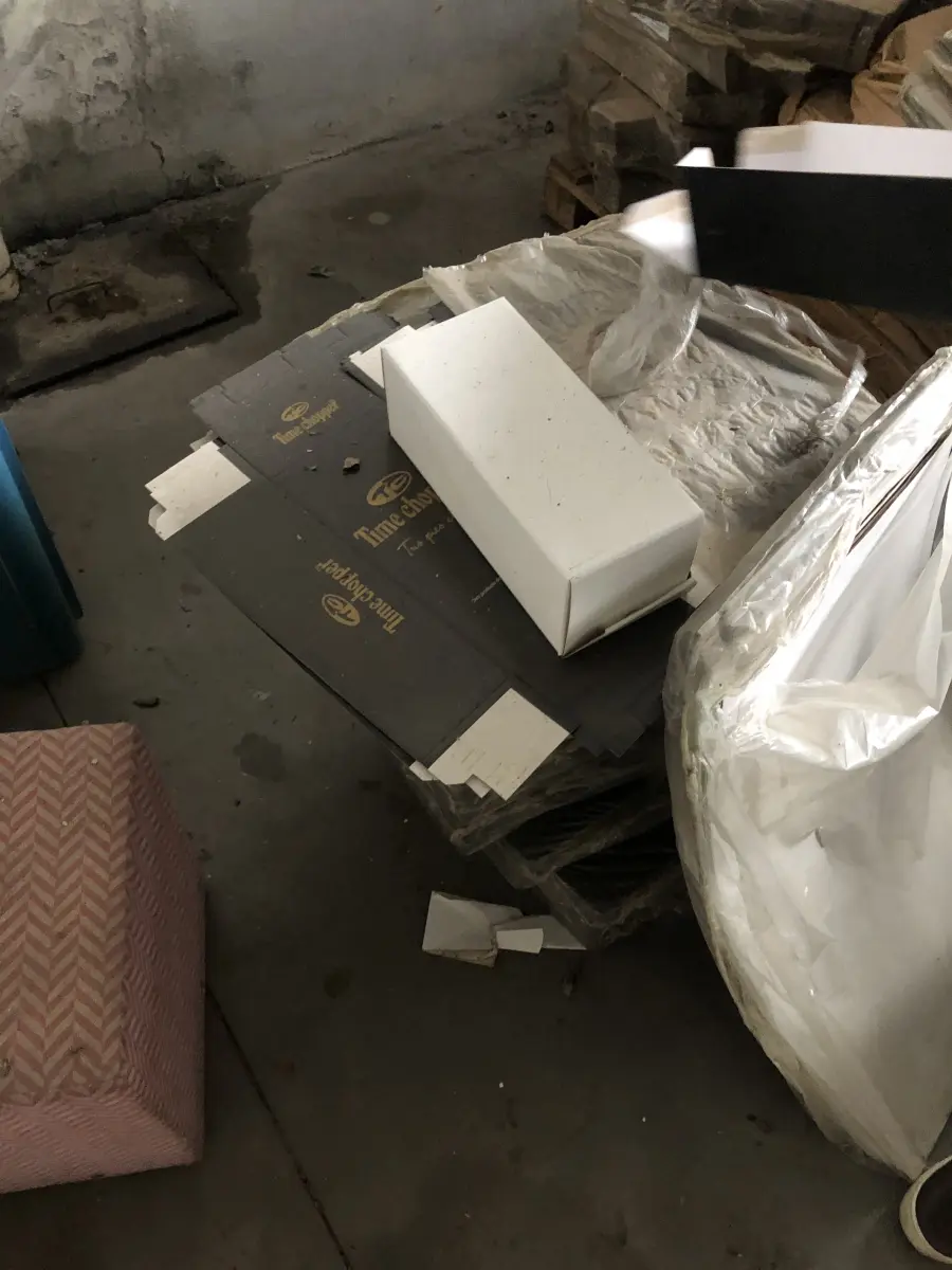 LOTE 13 - um lote de papeloes para embalar e caixas para montar com marcas impressas