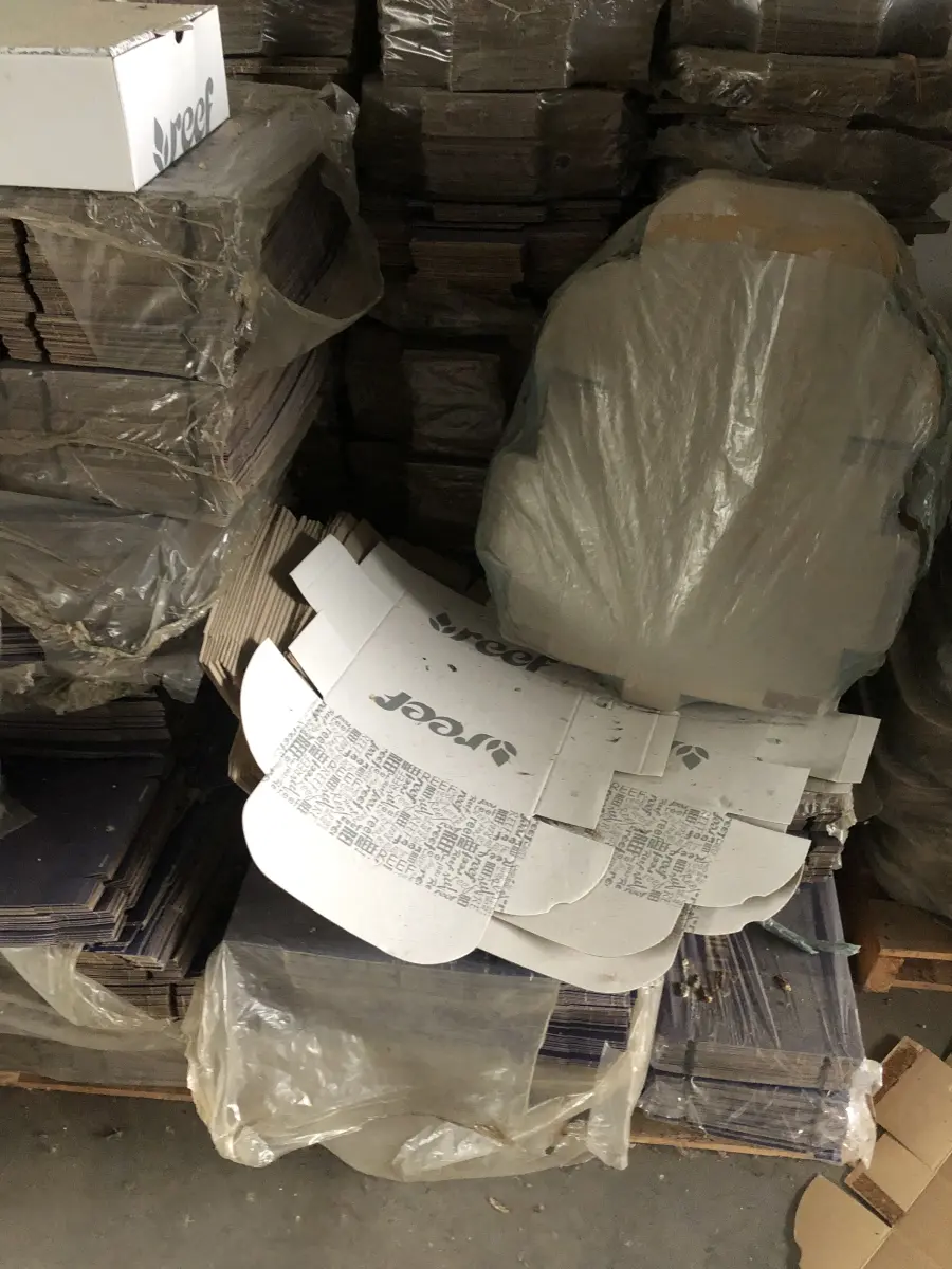 LOTE 13 - um lote de papeloes para embalar e caixas para montar com marcas impressas