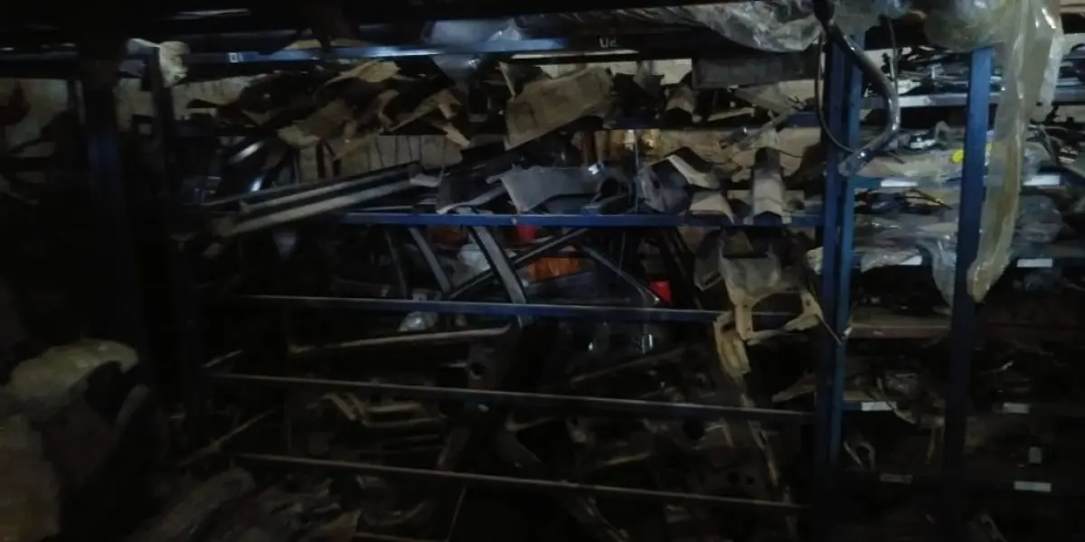 LOTE 5 - Lote de prateleiras metálicas com peças de reposição para veículos, peças de manutenção, partes de carro, tais como: para-choques, capôs de carro, correias, parafusos, porcas, tapetes de carro, painéis plásticos, aros de rodas pneus, partes de lataria de carros, lanternas, etc, aval.: R$ 55.000,00