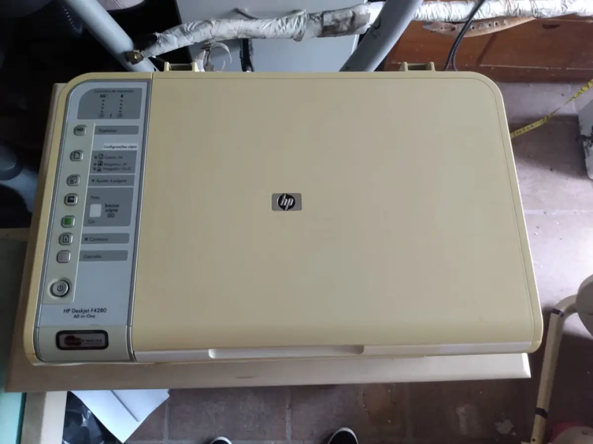 LOTE 02 - uma impressora matricial - cor bege