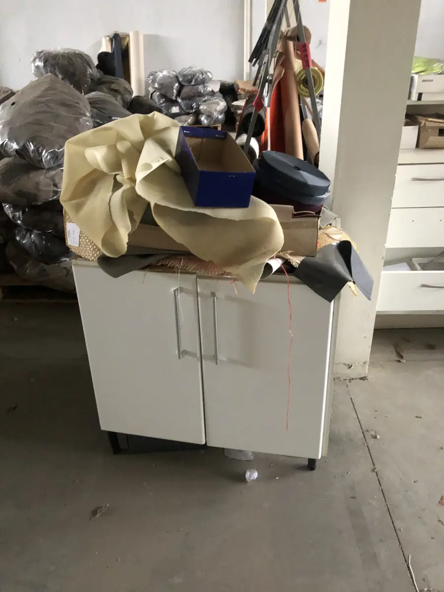 LOTE 05 - móvel baixo bege com branco em madeira com uma porta e 4 gavetas, junto uma mesa grande branca e o outro lado outro movel baixo bege com 2 portas e 4 gavetas, modulado, acompanha 2 porta pcs