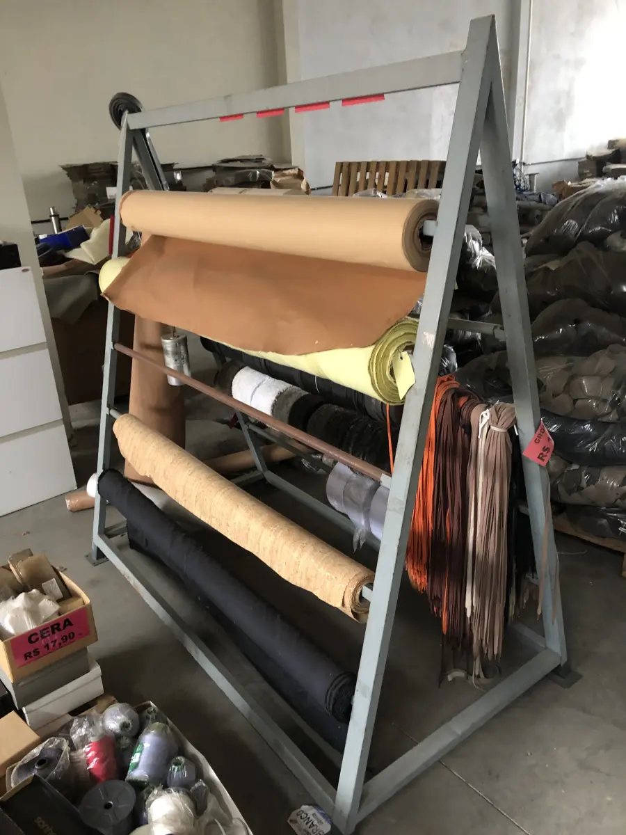 LOTE 11 - uma estante cavalete para rolos