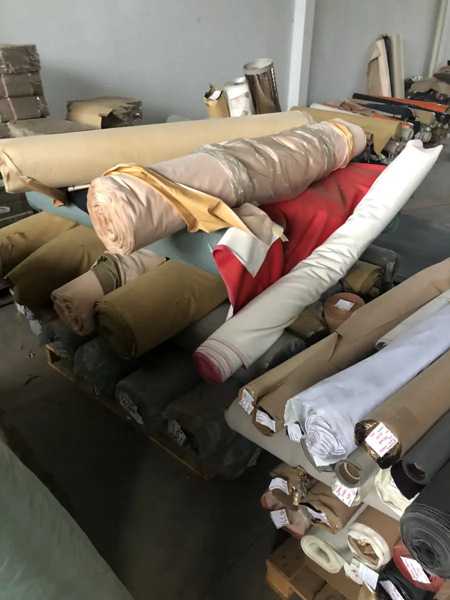 LOTE 14 - um lote grande de componentes e materia prima composto de rolos de sintéticos, placas de borracha, placas de outros materiais, sintéticos, Eva, algodão, feltros, etc. que estão nas pratelerias