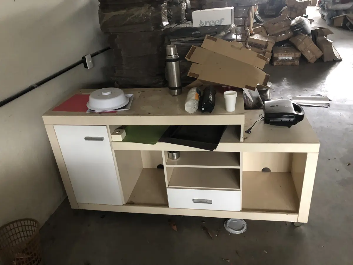 LOTE 05 - móvel baixo bege com branco em madeira com uma porta e 4 gavetas, junto uma mesa grande branca e o outro lado outro movel baixo bege com 2 portas e 4 gavetas, modulado, acompanha 2 porta pcs