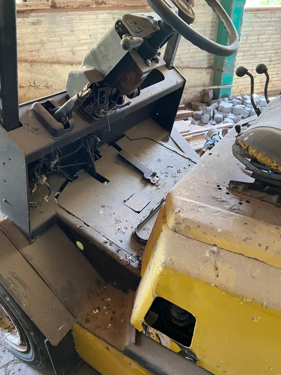 LOTE 045 - Empilhadeira