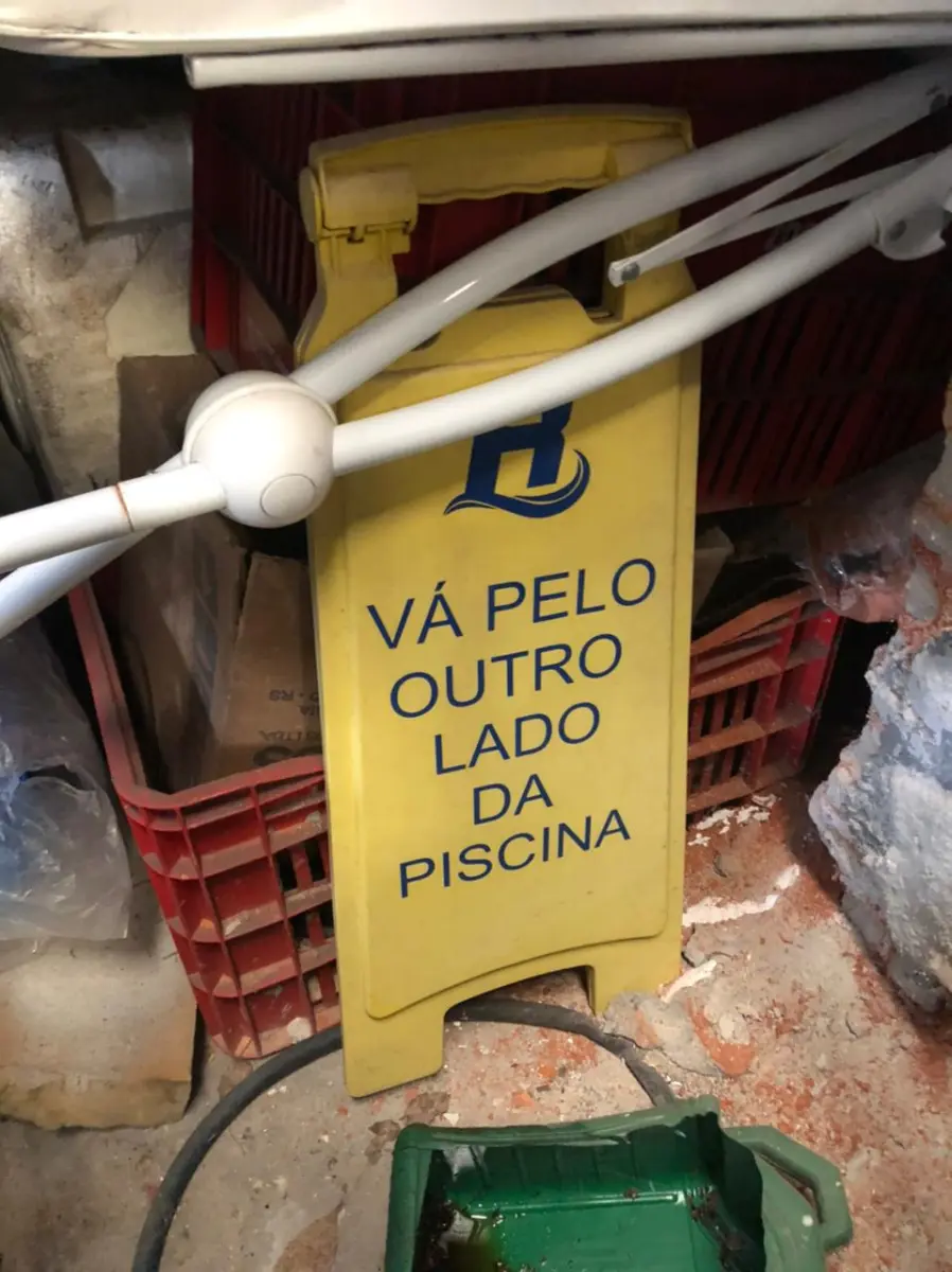 LOTE 065 - 2 cavalete de piscina amarelo