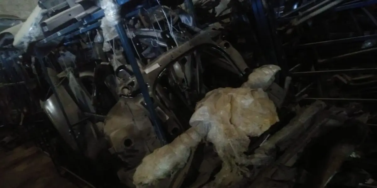 LOTE 5 - Lote de prateleiras metálicas com peças de reposição para veículos, peças de manutenção, partes de carro, tais como: para-choques, capôs de carro, correias, parafusos, porcas, tapetes de carro, painéis plásticos, aros de rodas pneus, partes de lataria de carros, lanternas, etc, aval.: R$ 55.000,00