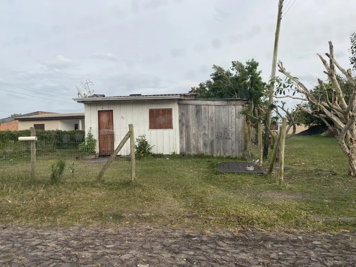 LOTE 001 - lote 1 da quadra K-7, na Praia Noiva do Mar, distrito delote 1 da quadra K-7, na Praia Noiva do Mar, distrito de Capão da Canoa, mun.de Osório, medindo 12m de frente por 27,5m de frente a fundos, c/área de 300m2, no quarteirão formado pelas ruas das Iris, Inter Praias, Av. Noiva do Mar, R. Alamo, c/ frente p/ R. das Iris, demais medidas e confrontações conforme Mat. nº 437 do RI de Osório Capão da Canoa, mun.de Osório