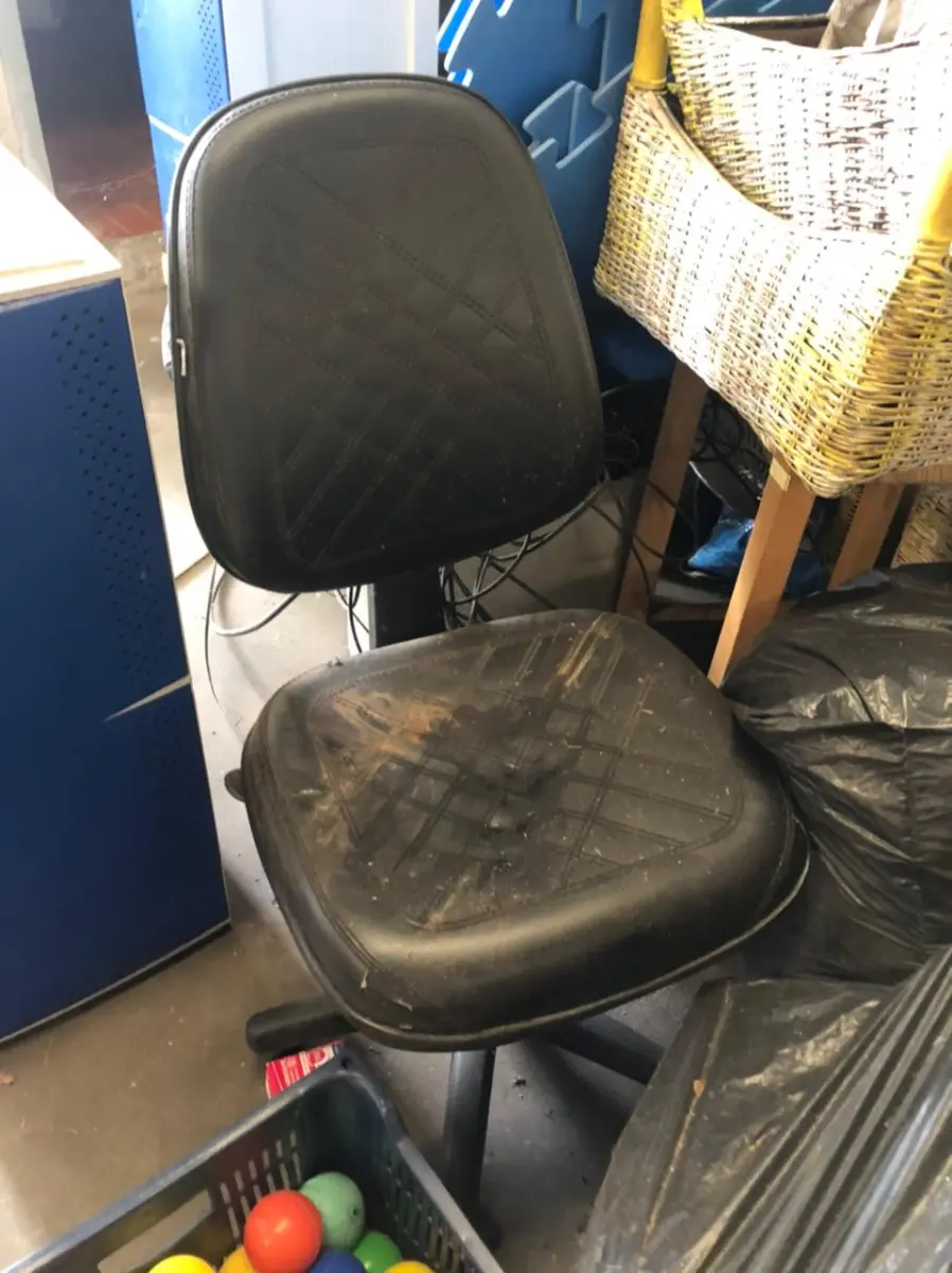 LOTE 027 - cadeira de escritório